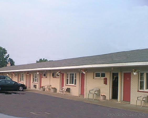 Motel Red Carpet *